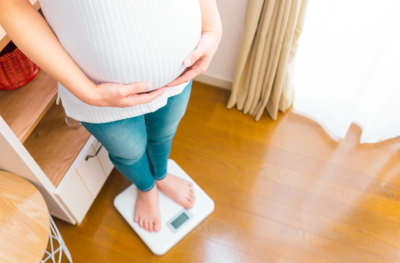 체중을 측정하는 임산부