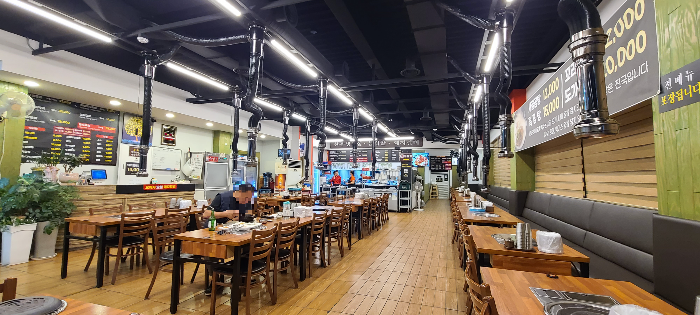 돼지양념갈비 오박사 숯불 돼지갈비 성남 맛집 외부 이마트24 내부