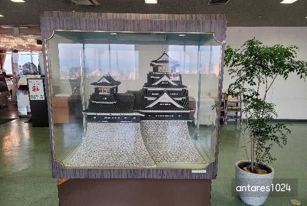 전망대에-있는-구무모토성-모형