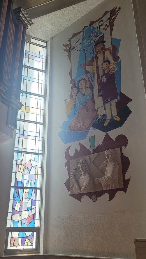 이 벽화는 1963년에 완성된 故 이남규 루카 작가님의 '십자가의 길 14처'를 보고 깊이 묵상한 프랑스 출신 수도자 겸 화가인 故 앙드레 부통 신부님께서 1967년에 그리신 작품입니다.