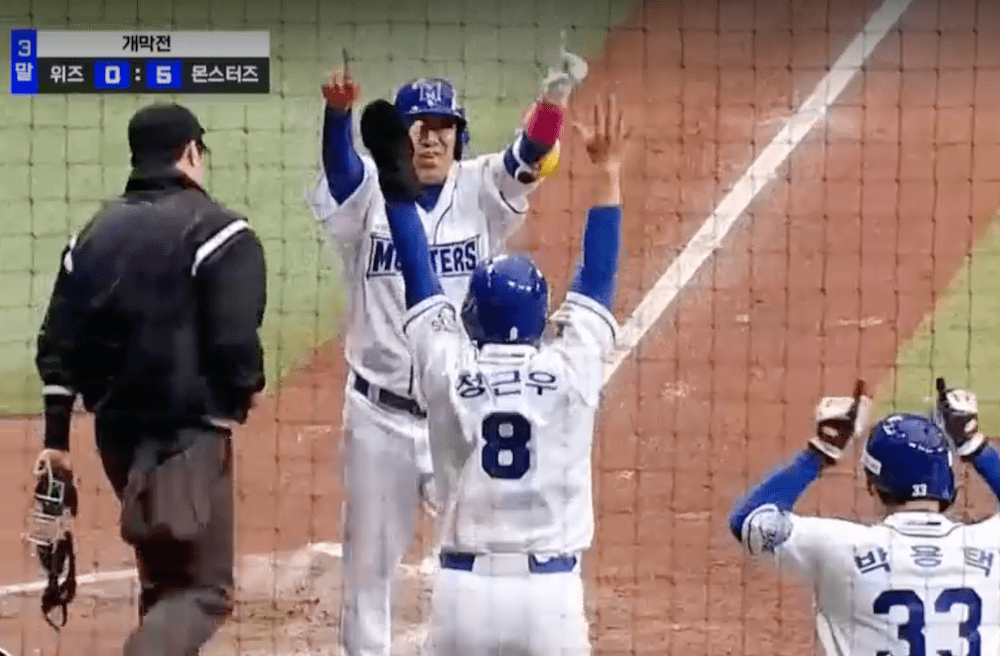 만루홈런을 치고 홈으로 들어오는 정성훈