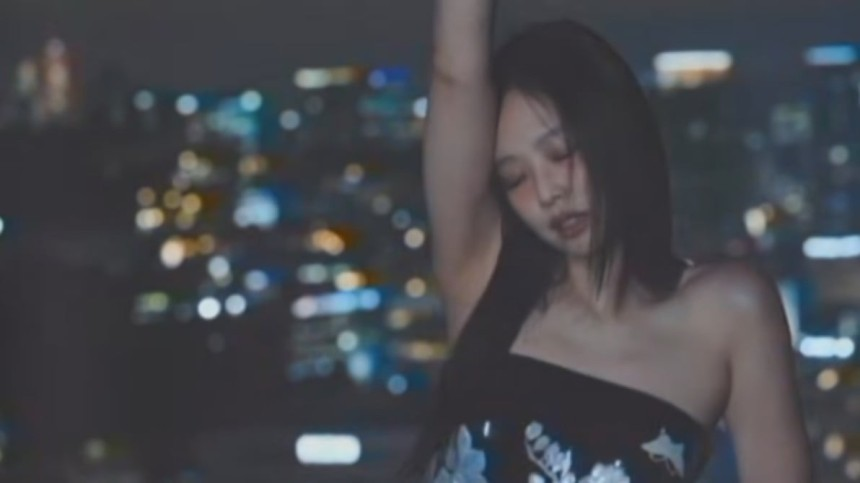 제니, 전통과 현대를 잇다 – 자개와 옻칠로 완성한 K-패션의 신세계