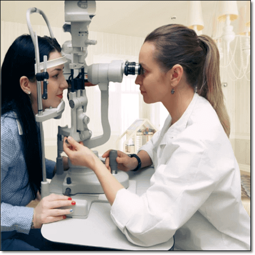 시력 검사하는 갱년기 여성