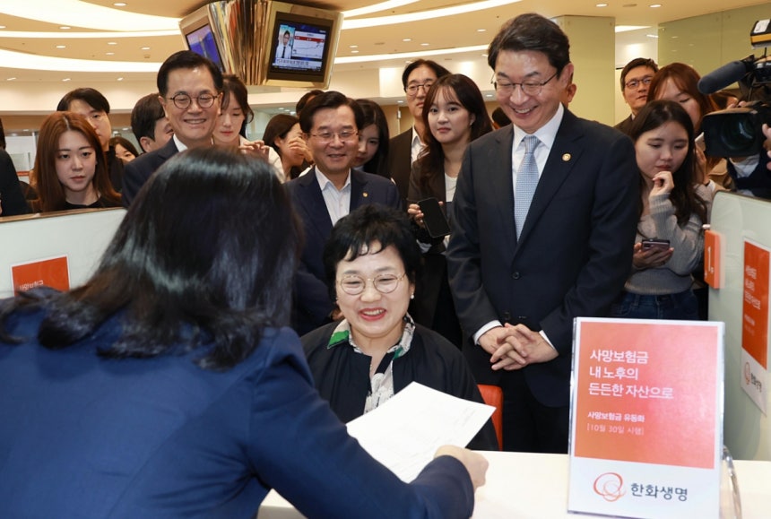 이억원 금융위원장(사진 오른쪽)이 30일 오후 서울 중구 한화생명 시청 고객센터에 방문해 사망보험금 유동화 출시일에 맞춰 준비상황을 점검하고 현장의 목소리를 청취했다.