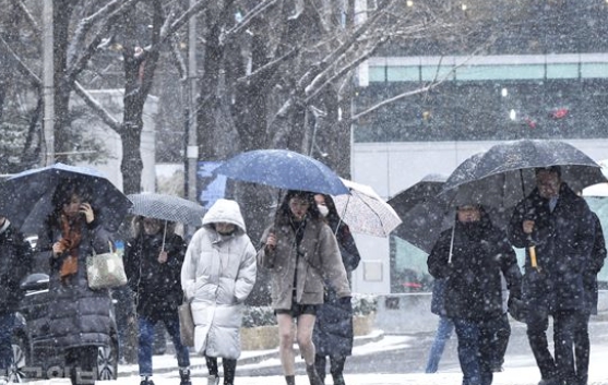 우눈폭탄 출근길 퇴근실 대설주의 눈 비 강설 강 교통대란 (6)