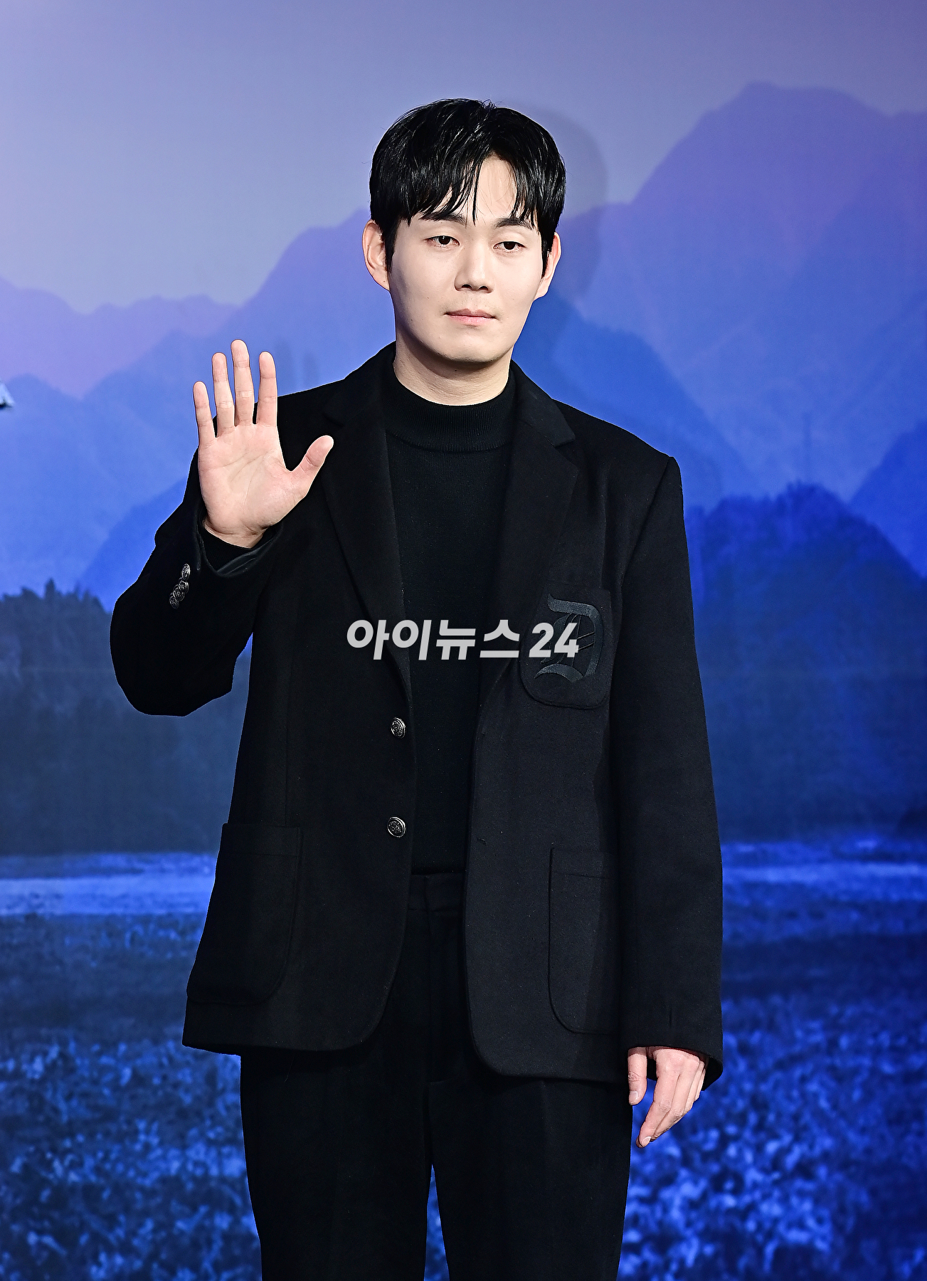 배우 류경수가 12일 오후 서울 중구 엠배서더 서울 풀만에서 열린 넷플릭스 &#39;선산&#39; 제작발표회에서 기념촬영을 하고 있다. [사진=곽영래 기자]