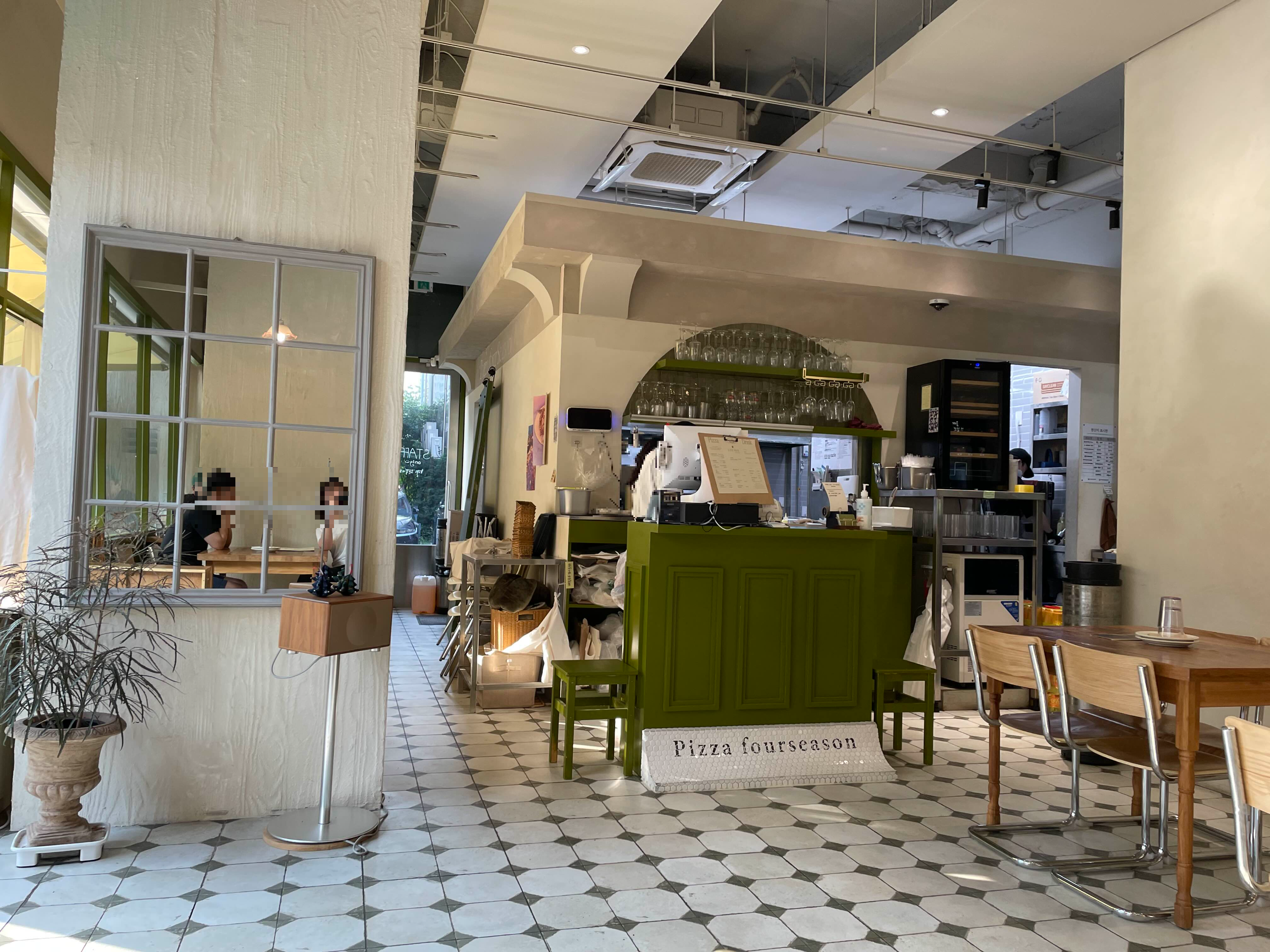 피자사계 내부 - 주방을 바라 본 모습