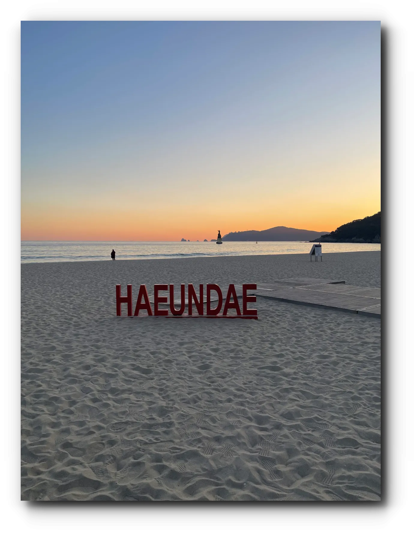 부산-해운대해수욕장-해변에-해운대-이니셜이-있고-아름다운-선셋