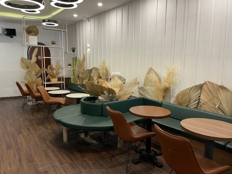 베트남 나트랑 카페 맛집 뚜레템프스 - 쇼파 좌석