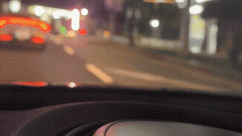 야간 도로에서 우회전 대기 중, 횡단보도로 향하는 보행자보고 멈춰서 대기하는, 직접찍은 동영상 gif