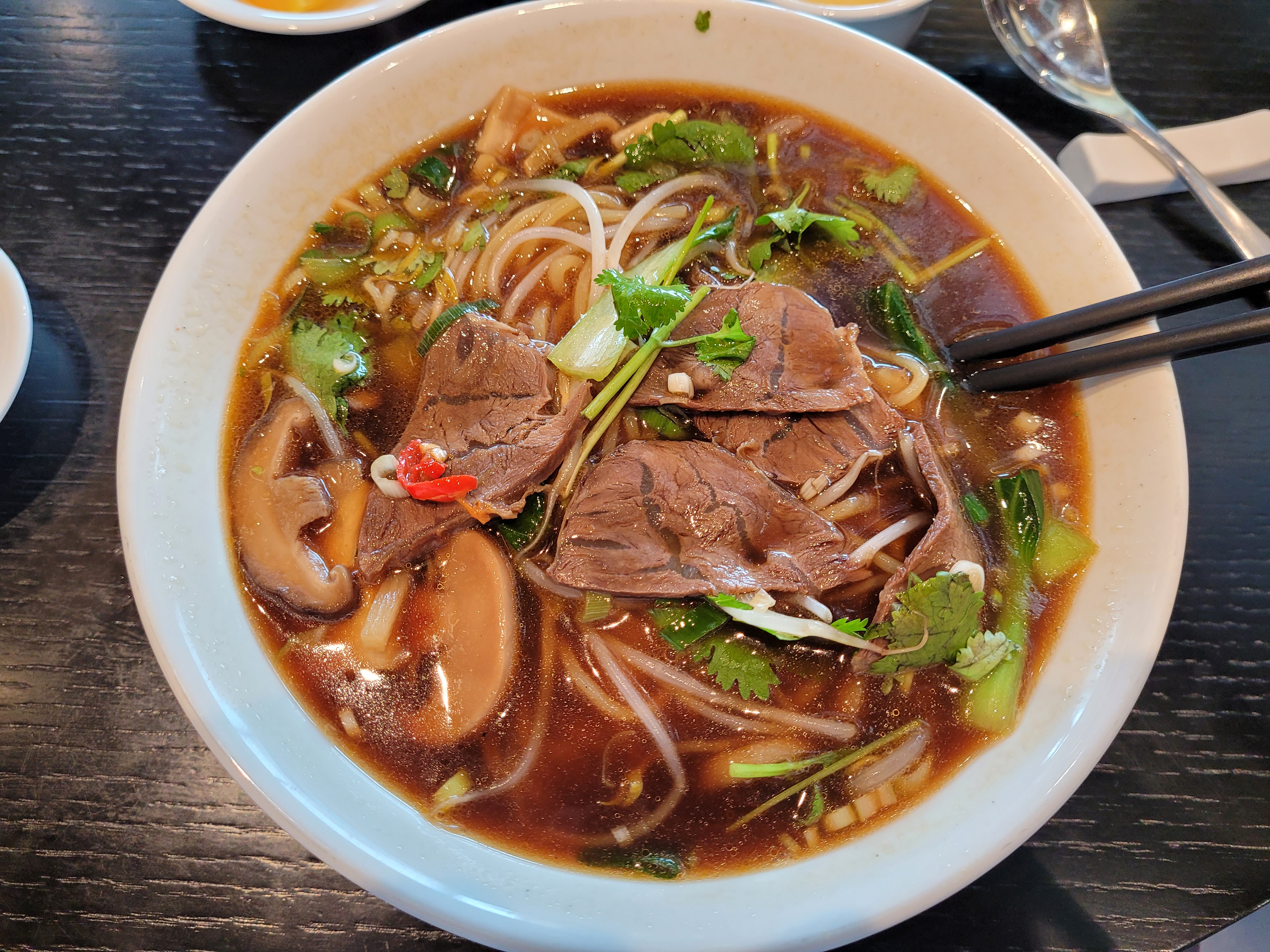 고수를 섞은 우육탕면