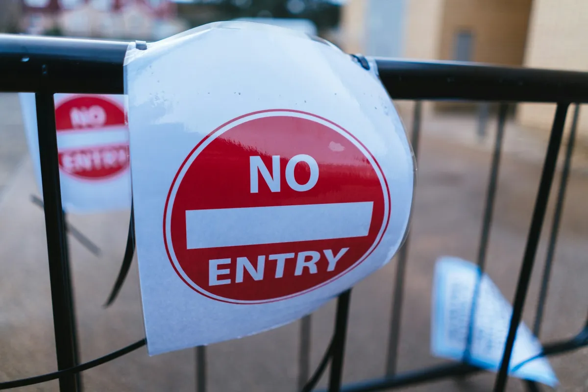 철장에-들어오지-말라는-경고표지가-붙어있다