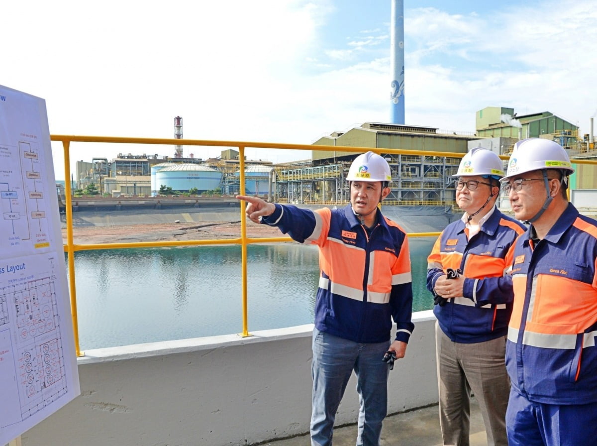 9월 28~29일 이틀 간의 일정으로 울산 온산제련소를 방문한 최윤범 고려아연 회장이 게르마늄 공장 신설 준비 현장을 점검하고 있다.