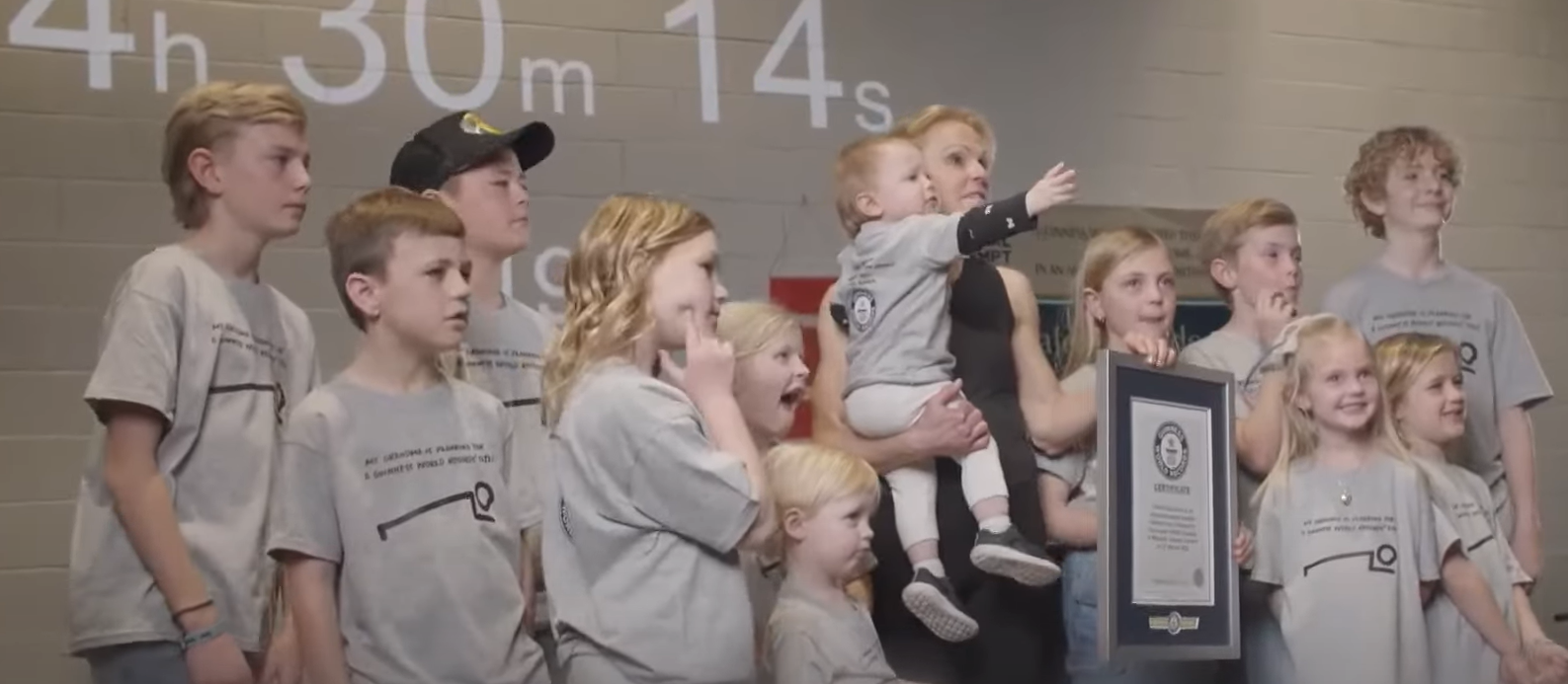 기네스 세계기록 도전자중인 58세 여성의 모습 - 기네스 기록 확정후 기념 촬영
