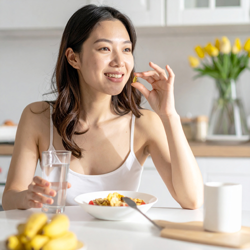 위장 자극을 피하고 흡수를 높이기 위해 아침 식후 30분 이내 복용을 권장