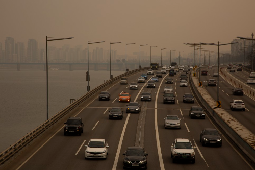 알트태그-미세먼지로 도시 전체가 뿌옇게 변했습니다. 그래도 차량 운행은 여전히 많습니다.