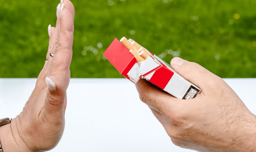 가래가 생기는 원인을 살펴보고 담배를 거부하고 있는 손