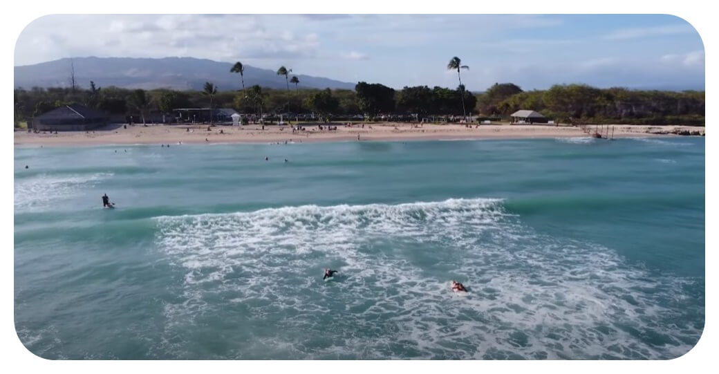 화이트 플레인스 해변 White Plains Beach 서핑하는 사람들을 하늘에서 내려다보며 찍은 사진