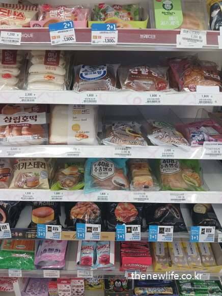 편의점에 진열된 설탕이 많이 든 마른비만 유발하는 빵들