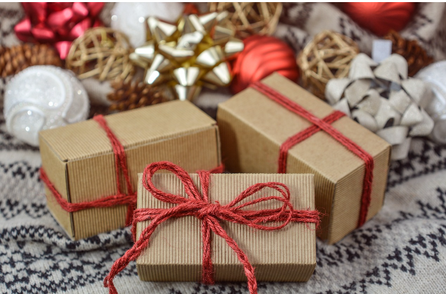 친환경 종이 상자와 간소한 포장으로 구성된 추석 선물세트.