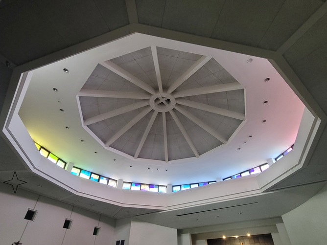 신사동성당 천장 사진입니다.