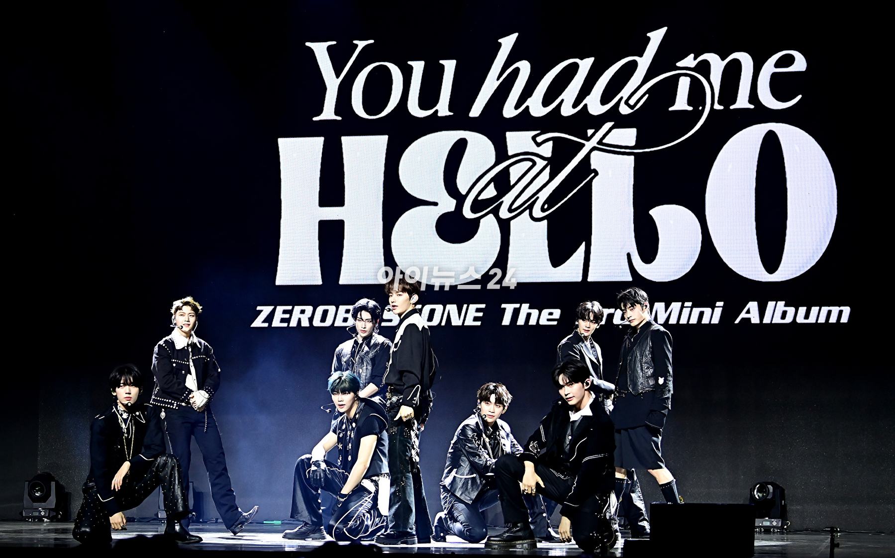 그룹 제로베이스원(ZEROBASEONE)이 13일 오후 서울 용산구 블루스퀘어에서 열린 미니 3집 'You had me at HELLO' 발매 기념 쇼케이스에서 무대를 선보이고 있다. [사진=곽영래 기자]