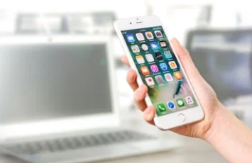 스마트폰을 들고 있는 모습