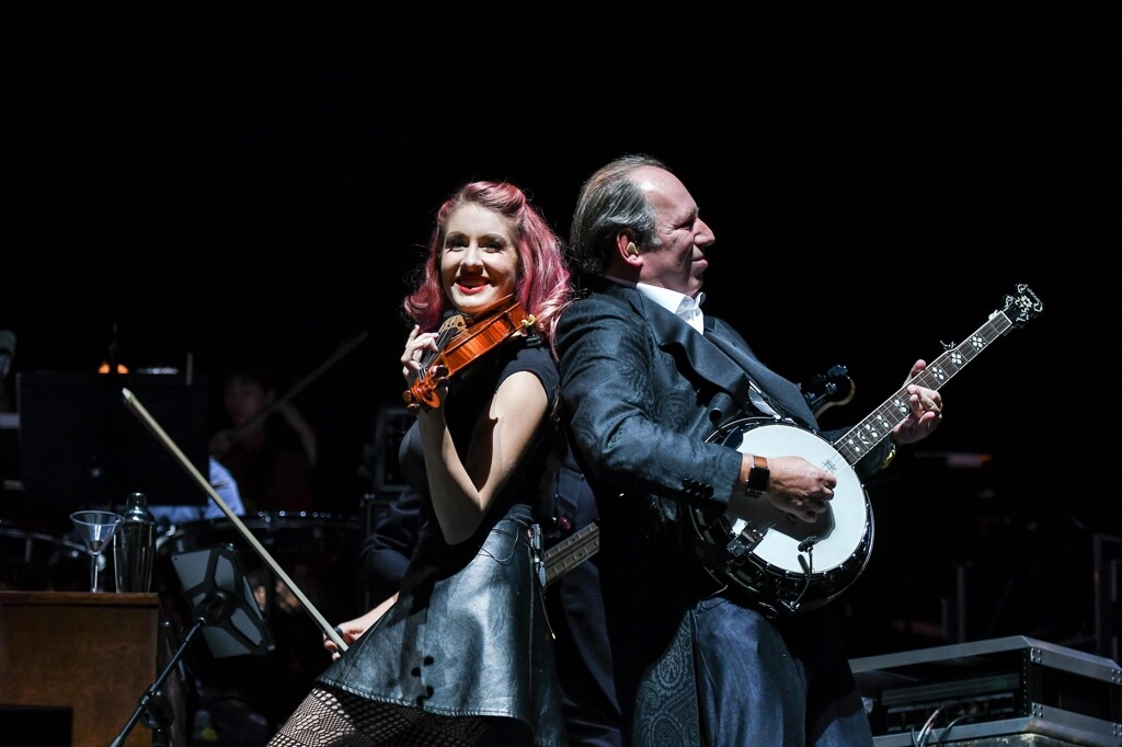 영화 음악 콘서트에서 연주하는 한스 짐머(오른쪽)