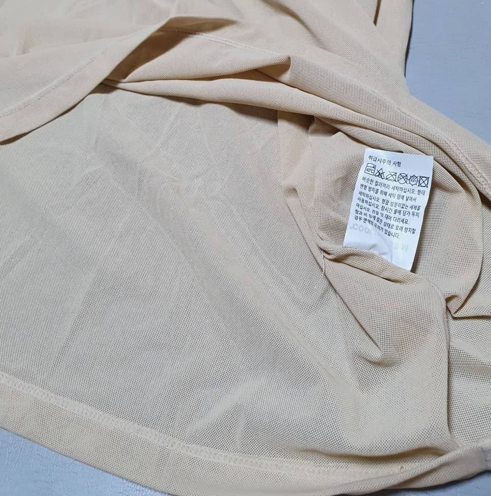 스파오 쿨테크 심리스 V넥 반팔