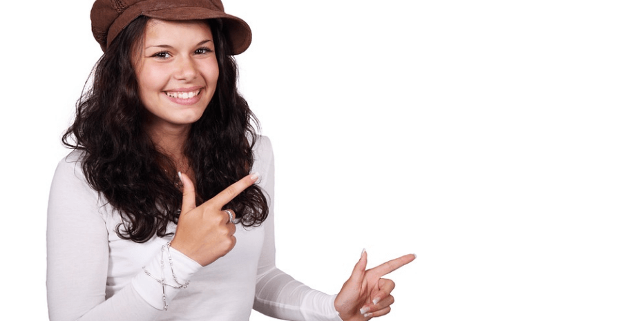 손가락 마디가 아픈 이유를 확인하고 긍정의 손가락 표시를 하고 있다