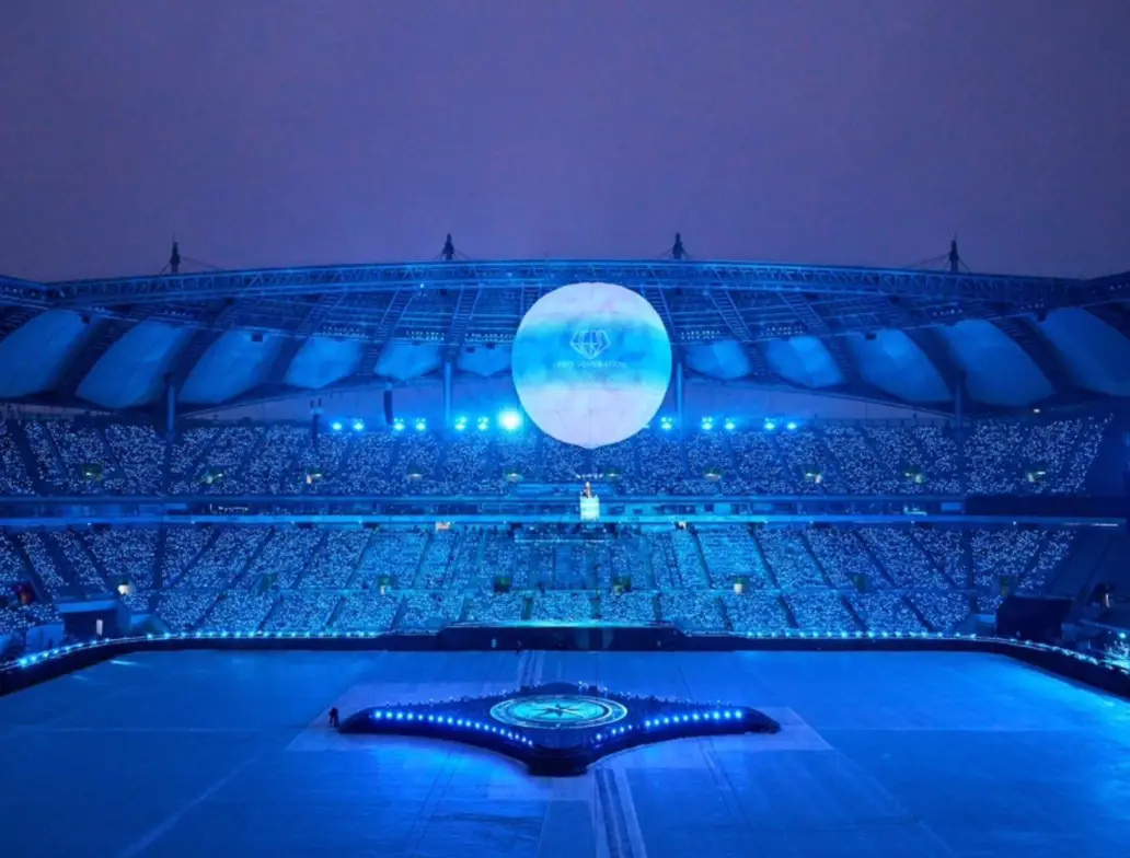 상암 경기장 가운데 동그란 기구를 타고 있는 임영웅