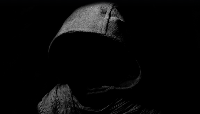 여름철 열사병을 피하기 위한 선택으로 옷 소재의 선택이 있다. 브렌드별 특징