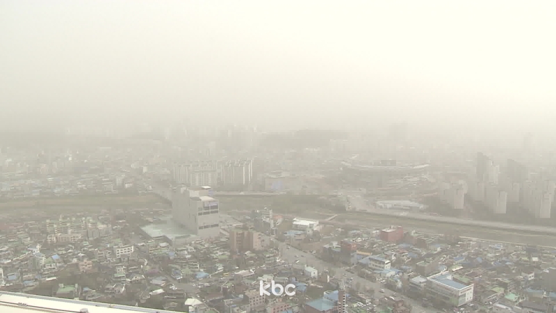 미세먼지와 황사로 뿌연 대기질