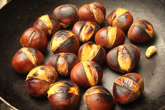 집에서 군밤 만들기,군밤 껍질 잘 벗겨지게 굽는 법,밤껍질 쉽게 벗기는 방법