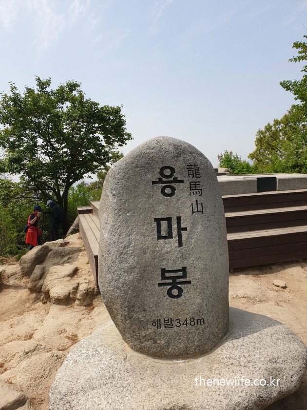 Peak marker stone at Yongmabong summit under clear sky-용마산 정상의 용마봉 표지석과 하늘