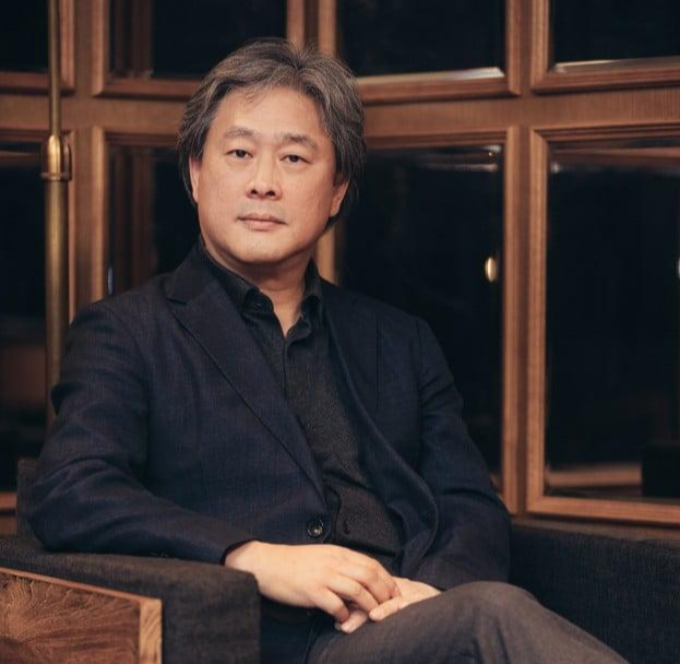 의자에 앉아있는 박찬욱 감독의 모습