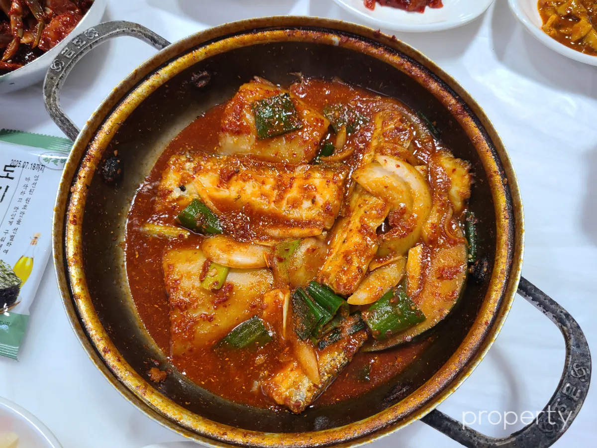 손잡이달린-넙적한냄비-빨간색-양념의-갈치조림