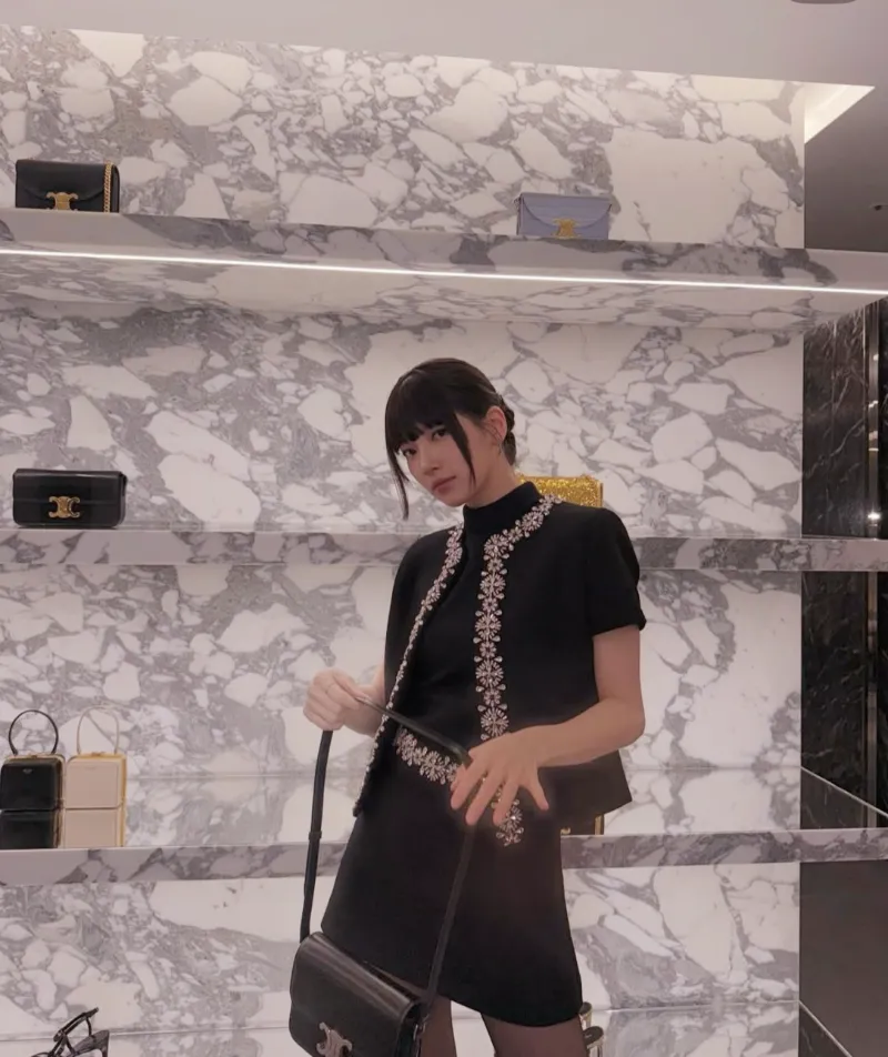 수지셀린느, 수지공항패션, 수지귀국패션, 수지패션, 수지트리옹프백, 셀린느트리옹프, 셀린느가방추천, 셀린느공항룩, 셀린느코디, 셀린느앰버서더, 뷔셀린느, 박보검셀린느, 셀린느25ss, 파리패션위크2025, 수지패션분석, 수지셀린느룩, 수지착장정보, 셀럽공항패션, 셀럽명품가방, 여자공항패션, 명품패션, 명품가방추천, 프렌치시크룩, 꾸안꾸공항패션