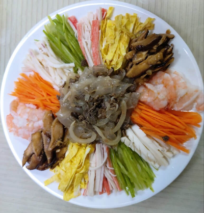 양장피가 먹음직스럽게 하얀 그릇에 담겨있다.