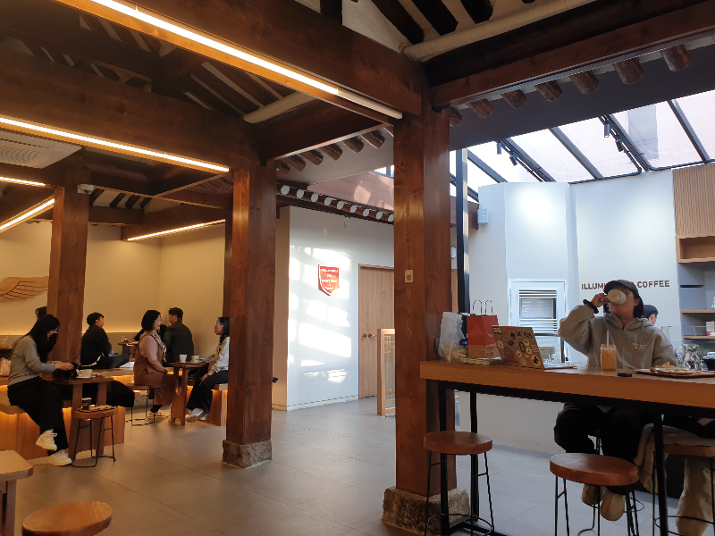 한옥의 나무 기둥과 보를 살린 인텔리젠시아 내부