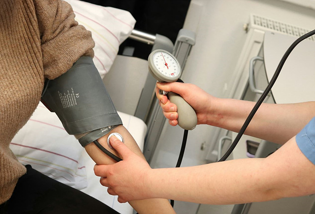 혈압 체크하는 환자 사진, unsplash 제공