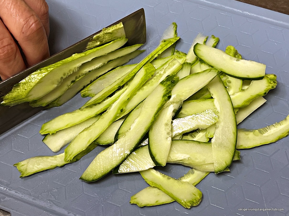 냉면 고명용 오이를 길게 채 써는 사진