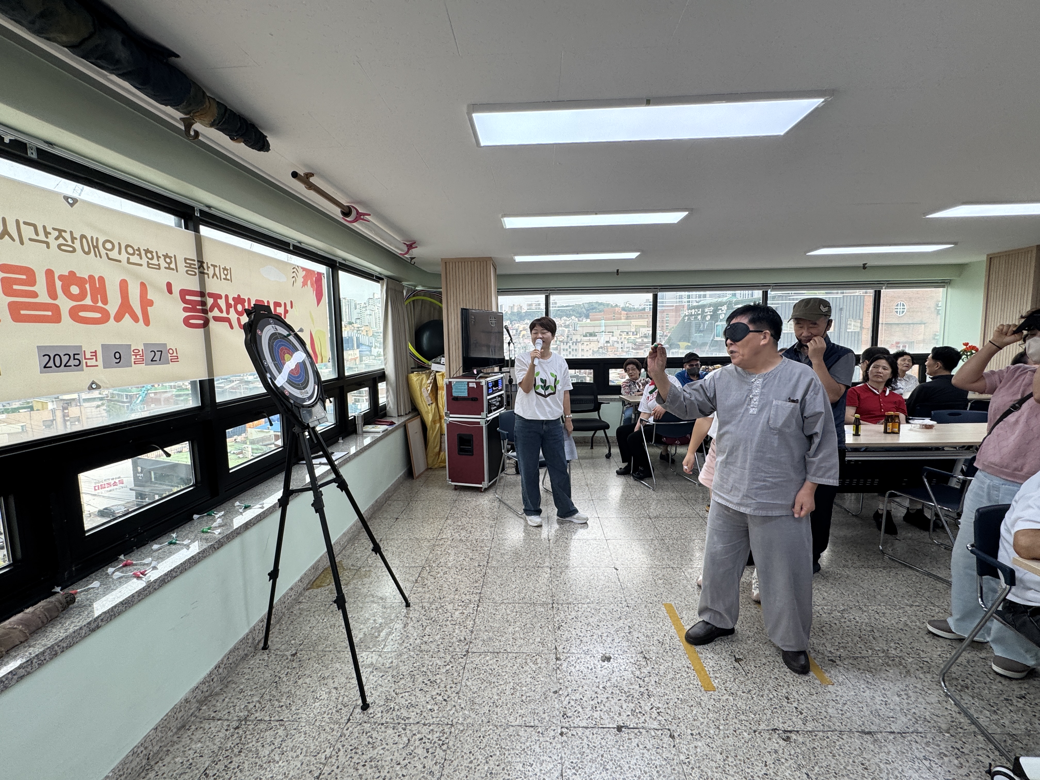한궁 과녁을 맞추고 있는 모습