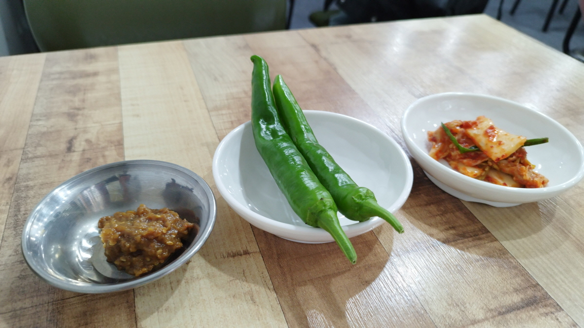 범물역 잔치국수 전문점 기본 반찬