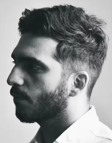 멋진 스타일의 머리를 한 남자