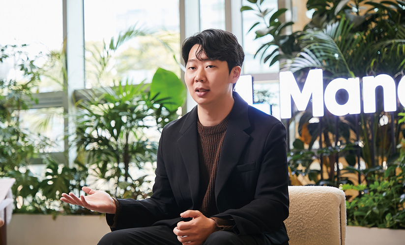 의자에 앉아 말하고 있는 박장원 매니저