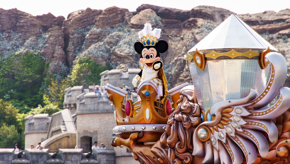 월트 디즈니 컴퍼니의 캐릭터 라이선싱 수익, 스트리밍 사업의 수익, 테마파크 운영의 수익