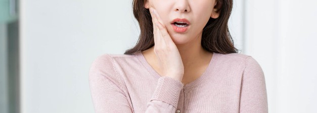 치아에 불편함을 호소하고 있다.