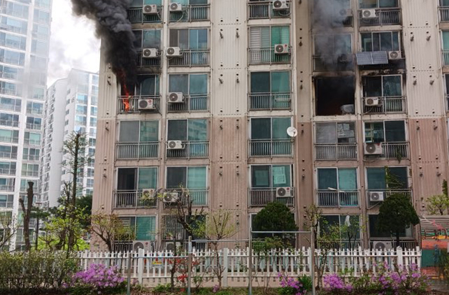 21일 서울 관악구 봉천동 한 아파트에서 화재가 발생해 불길과 함께 연기가 피어오르고 있다.[사진제공=연합뉴스]