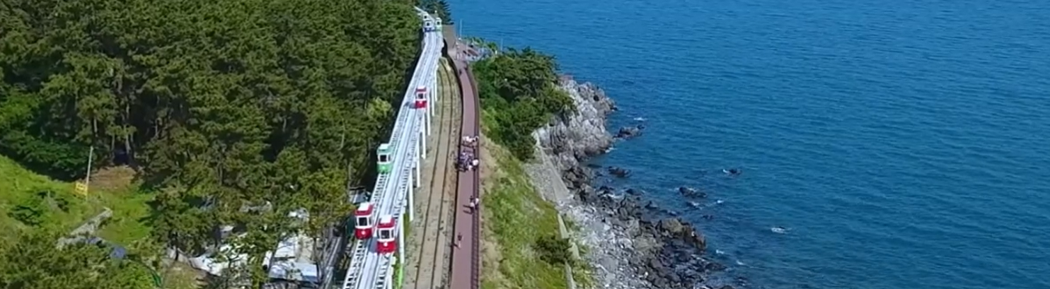 해변열차 창밖으로 펼쳐진 해운대 바다 풍경